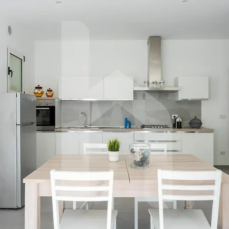 Homiday - Luminoso Apartment Pineto