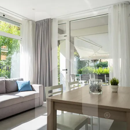 Homiday - Luminoso Apartment Pineto